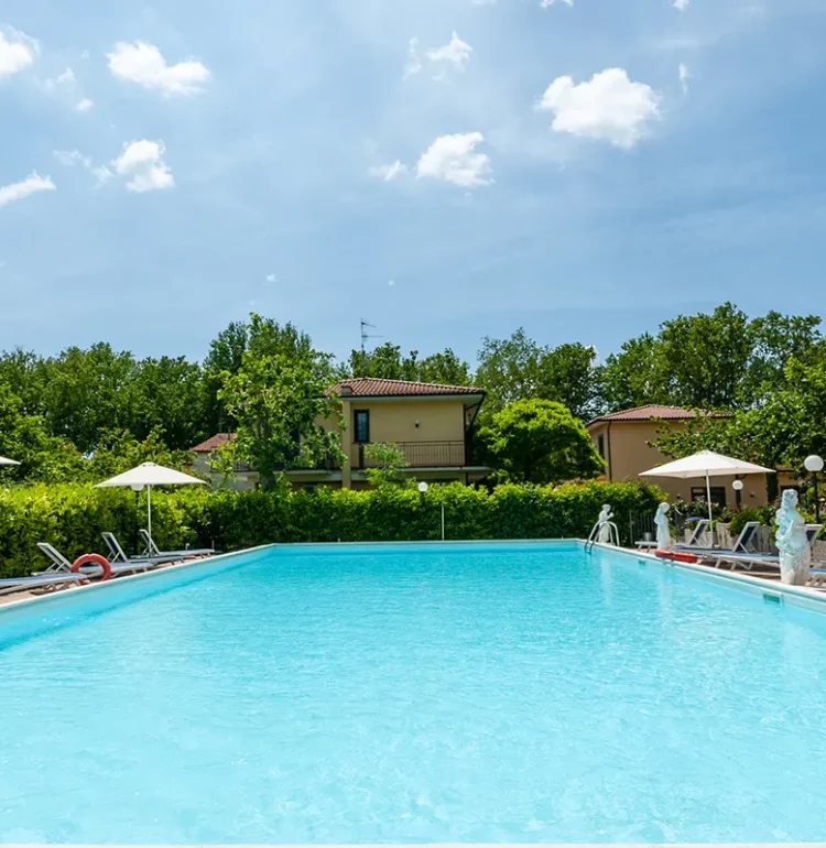 hotel con piscina fronte lago a bolsena